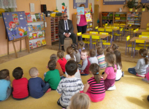 Przedszkolaki gościły Burmistrza Łasku, Panią Naczelnik Wydziału Oświaty oraz innych gości, którzy czytali im literaturę dziecięcą